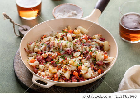 Corned beef hash with potatoes and carrots Corned beef hash with potatoes and carrots 113866666