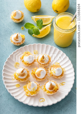 Little lemon meringue tartlets with filo pastry base 113866804