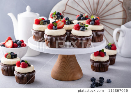 Chocolate cupcakes with vanilla buttercream frosting and fresh berries Chocolate cupcakes with vanilla buttercream frosting and fresh berries 113867056