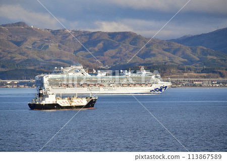 拍攝春天北海道函館市函館灣上航行的鑽石公主號遊輪的景色。 113867589