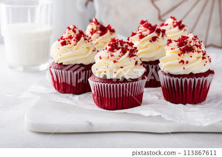 Red velvet cupcakes with cream cheese frosting on a cake stand 113867611
