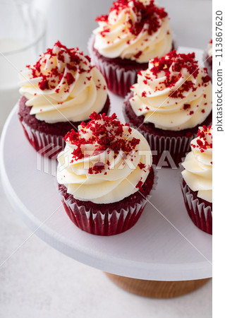Red velvet cupcakes with cream cheese frosting on a cake stand 113867620