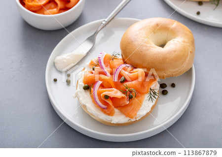Bagel with smoked salmon, capers and red onion for breakfast 113867879