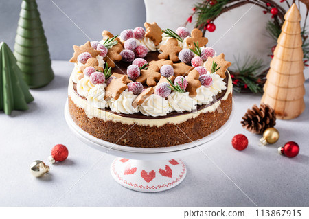Christmas cake decorated with gingerbread cookies and sugared cranberries, holiday cheesecake idea Christmas cake decorated with gingerbread cookies and sugared cranberries, holiday cheesecake idea 113867915