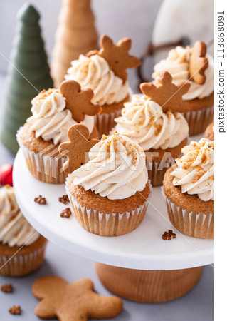 Gingerbread cupcakes for Christmas with gingerbread cookies and buttercream frosting Gingerbread cupcakes for Christmas with gingerbread cookies and buttercream frosting 113868091
