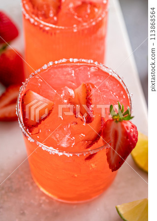 Strawberry margarita cocktail with lime and crushed ice 113868564
