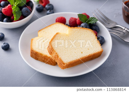 Classic pound cake sliced served with fresh berries 113868814