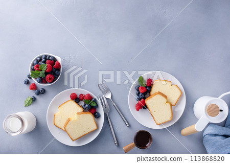 Classic pound cake sliced served with fresh berries 113868820