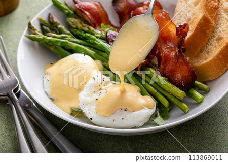 Healthy breakfast with poached eggs, bacon and asparagus 113869011