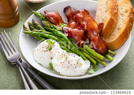 Healthy breakfast with poached eggs, bacon and asparagus 113869028
