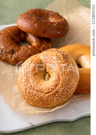 Homemade freshly baked bagels ready to eat Homemade freshly baked bagels ready to eat 113869102