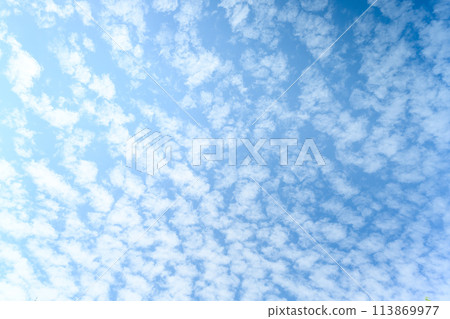 天空和雲(春天陽光背景下的鱗狀雲)漂浮在大自然天空中的天空景觀 天空和雲(春天陽光背景下的鱗狀雲)漂浮在大自然天空中的天空景觀 113869977