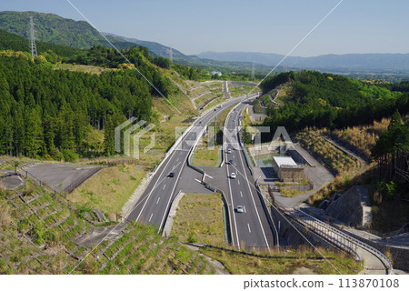 春季假期高速公路《新名神高速公路、菰野IC-鈴鹿PA/SIC、四日市隧道北側》 113870108