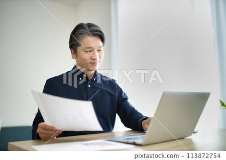 Middle-aged man doing telework in the living room 113872754