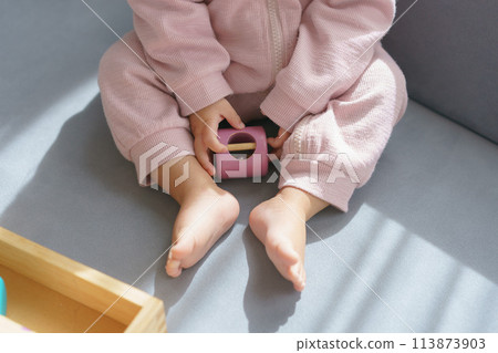 坐在沙發上的嬰兒的身體部位 113873903