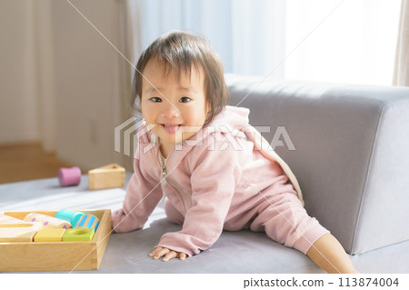 Baby playing with building blocks 113874004