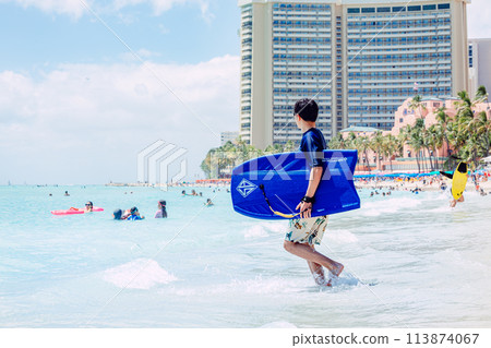 夏威夷威基基海灘上的男子跑向大海 夏威夷威基基海灘上的男子跑向大海 113874067