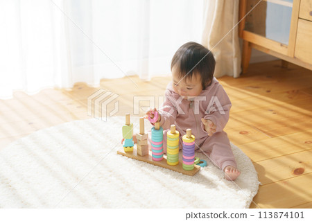 Baby playing with building blocks Baby playing with building blocks 113874101