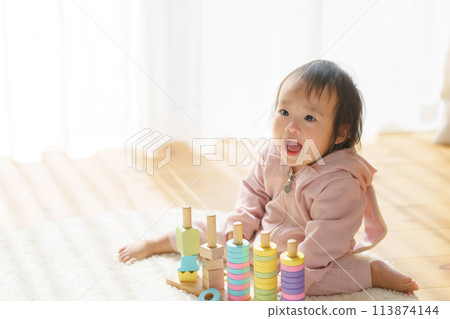 Baby playing with building blocks 113874144