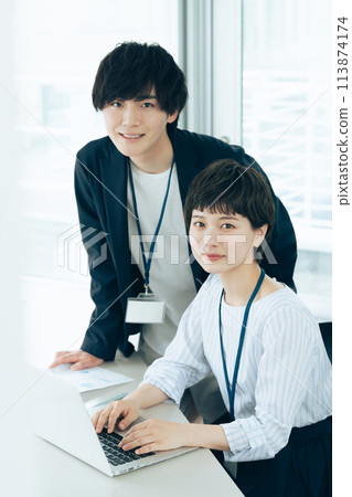 辦公室工作人員在電腦前 113874174