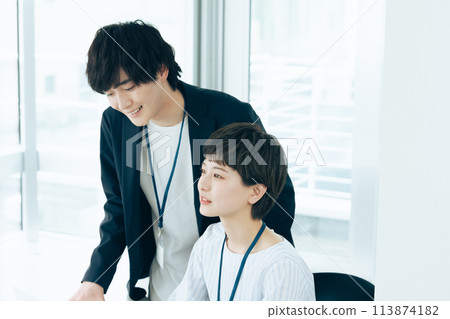 辦公室工作人員在電腦前 113874182