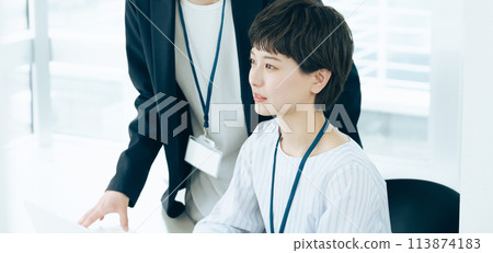 辦公室工作人員在電腦前 113874183