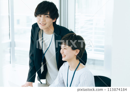 辦公室工作人員在電腦前 113874184