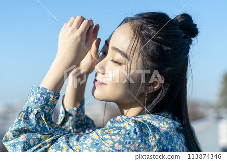 微笑的年輕女子簡介 113874346