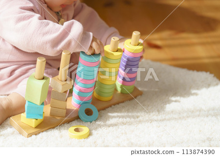嬰兒身體部位玩積木 113874390