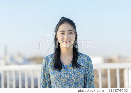 一個年輕女子微笑著看著鏡頭 113874492