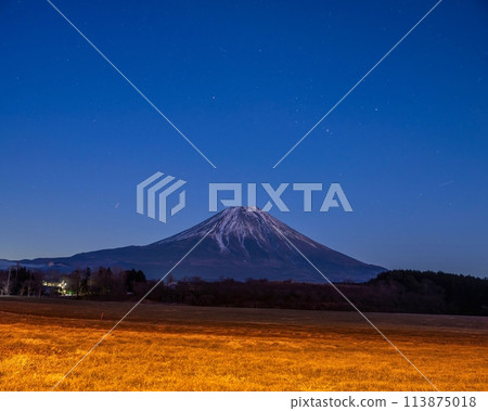 A scene of Mount Fuji and the starry sky seen from Asagiri Highlands 113875018