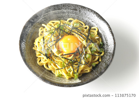 白色背景下,頭頂上放著熱騰騰的阿布拉蕎麥麵,上面放著蛋黃、切碎的海藻和小洋蔥 白色背景下,頭頂上放著熱騰騰的阿布拉蕎麥麵,上面放著蛋黃、切碎的海藻和小洋蔥 113875170