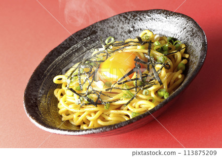 熱蕎麥麵配上蛋黃、海苔絲和蔥 113875209