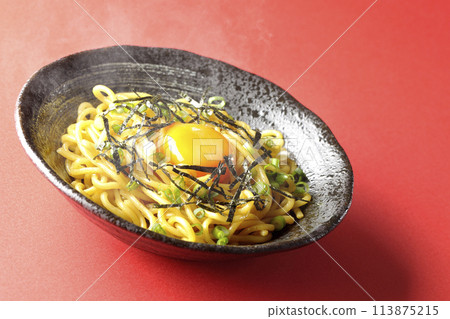 Hot oil soba noodles topped with egg yolk, shredded seaweed, and spring onions 113875215