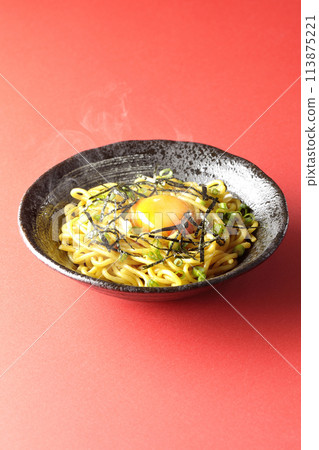 熱蕎麥麵配上蛋黃、海苔絲和蔥 113875221