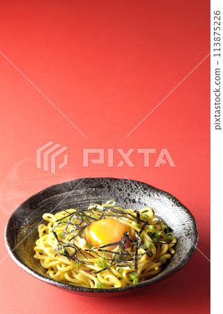 Hot oil soba noodles topped with egg yolk, shredded seaweed, and spring onions 113875226
