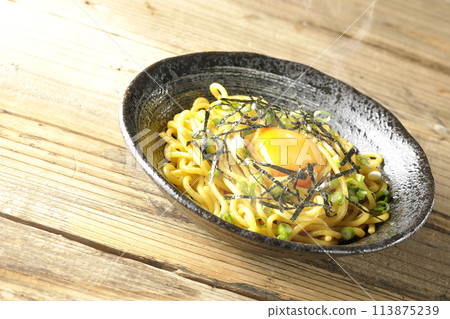 Hot oil soba noodles topped with egg yolk, shredded seaweed, and spring onions 113875239