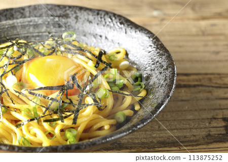 熱蕎麥麵配上蛋黃、海苔絲和蔥 熱蕎麥麵配上蛋黃、海苔絲和蔥 113875252