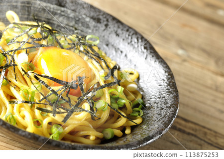 熱蕎麥麵配上蛋黃、海苔絲和蔥 113875253