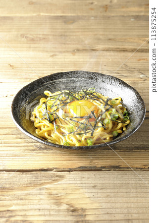 熱蕎麥麵配上蛋黃、海苔絲和蔥 熱蕎麥麵配上蛋黃、海苔絲和蔥 113875254