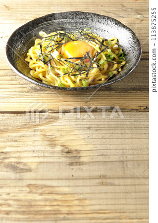 Hot oil soba noodles topped with egg yolk, shredded seaweed, and spring onions 113875255