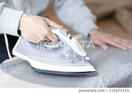 熨燙身體部位的男人 113875329