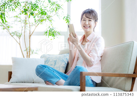 Female smartphone search 113875343