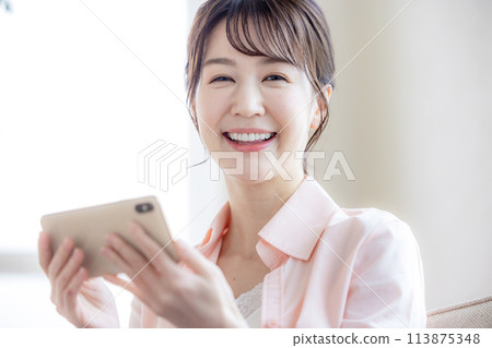 Smartphone female video Smartphone female video 113875348
