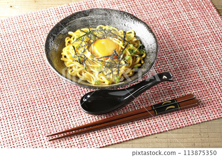 熱蕎麥麵配上蛋黃、海苔絲和蔥 113875350