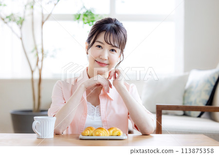Women's breakfast bread 113875358