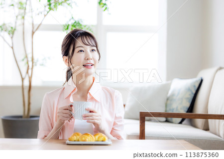 女士早餐麵包 113875360