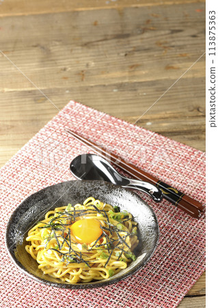 熱蕎麥麵配上蛋黃、海苔絲和蔥 113875363
