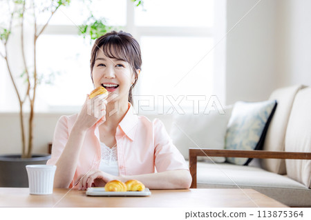 Women's breakfast bread 113875364