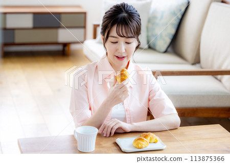 女士早餐麵包 113875366